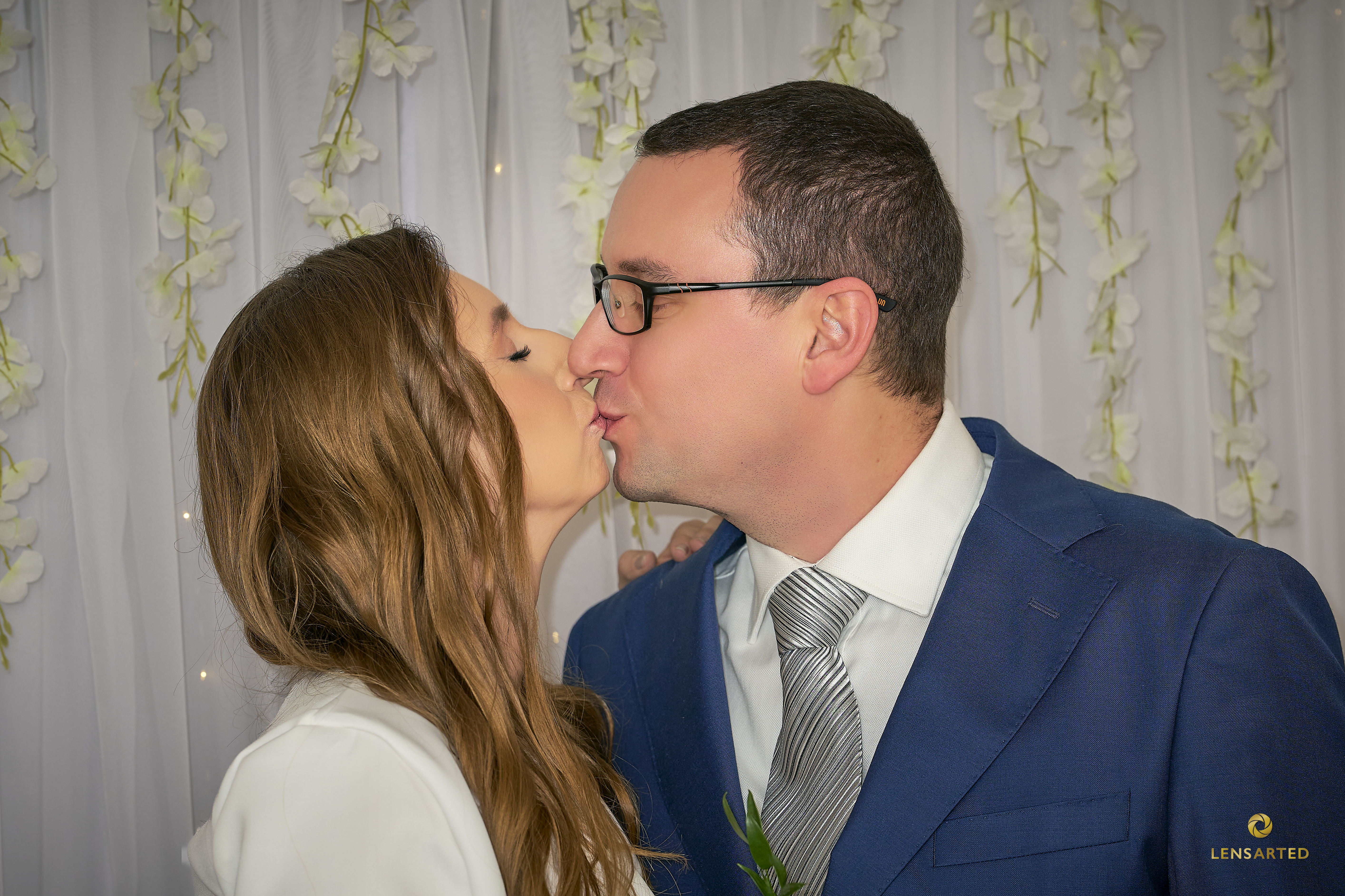 Pierwszy pocałunek - Pan młody całuje Pannę młodą tuż po zaślubinach.