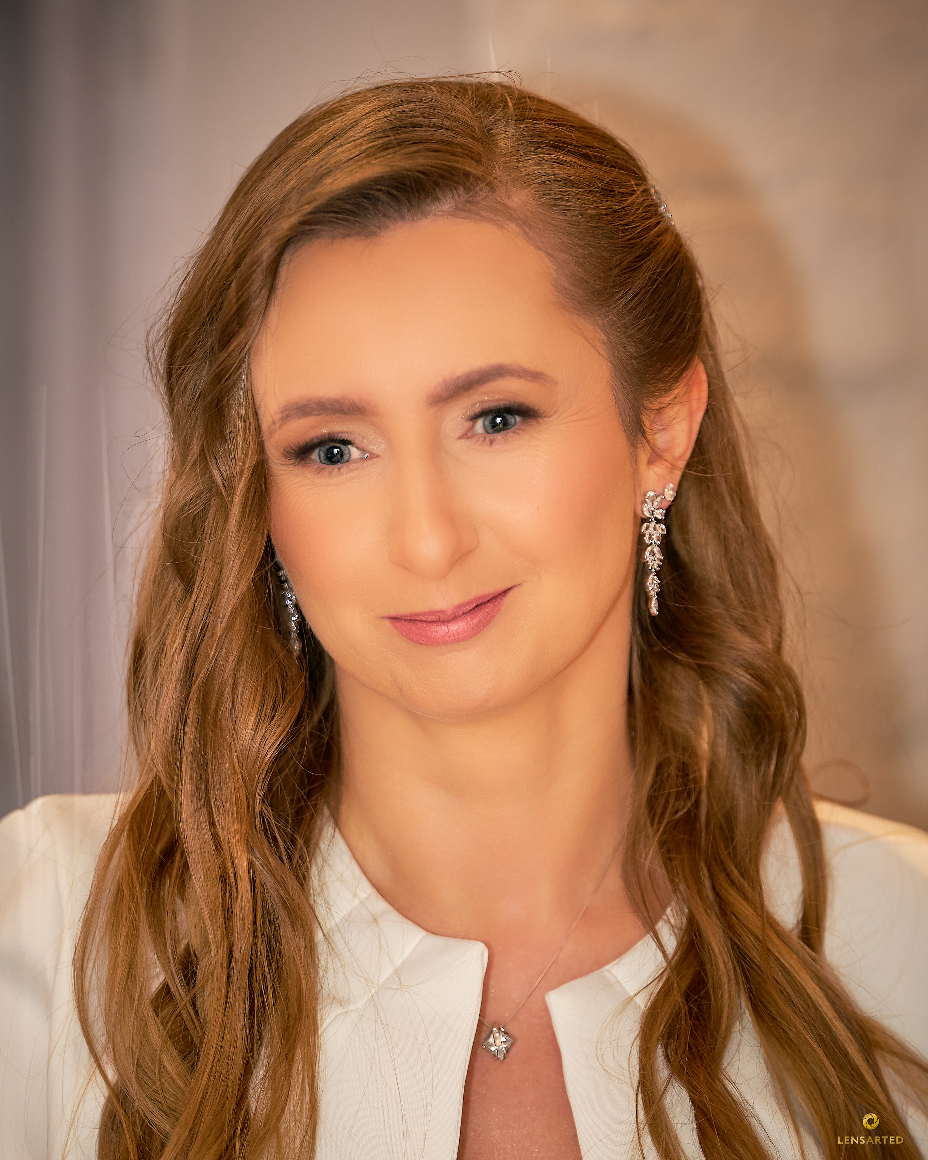 Zbliżenie na pannę młodą z delikatnym makijażem i długimi lokami – portret ślubny.