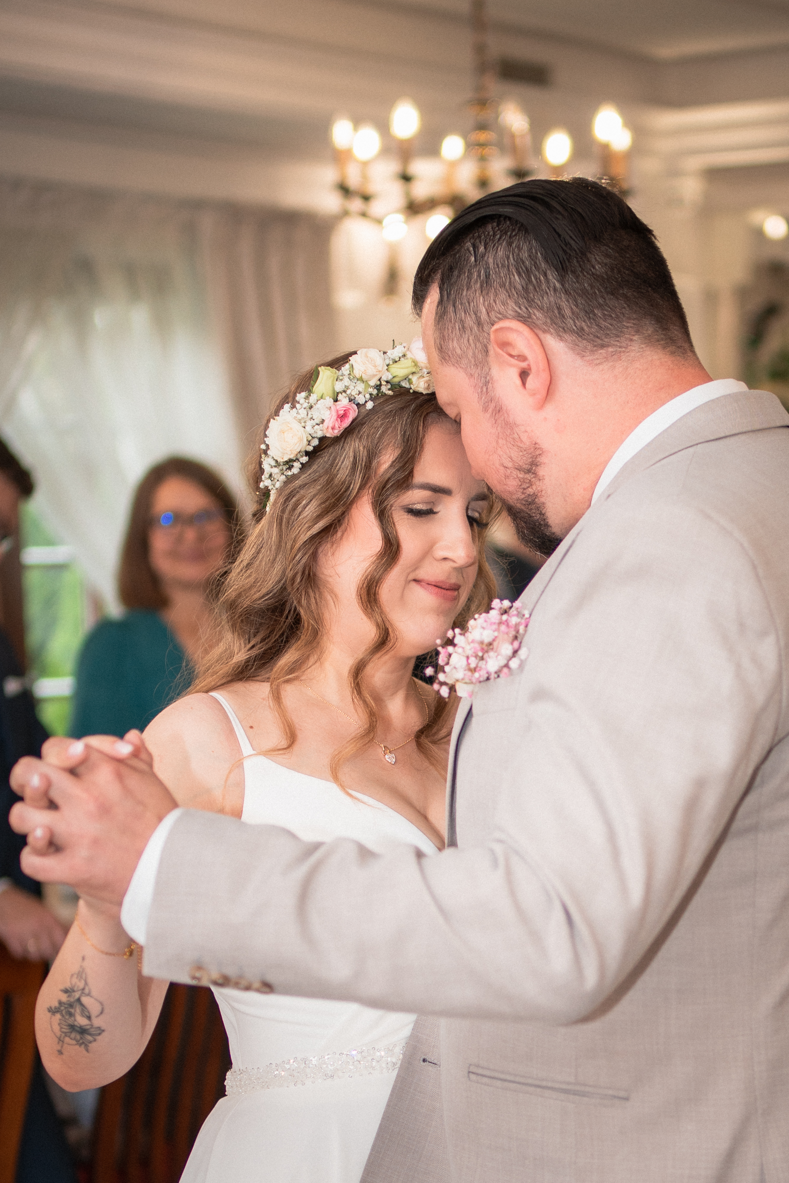 Pierwszy taniec pary młodej w sali weselnej, pełen emocji i bliskości.