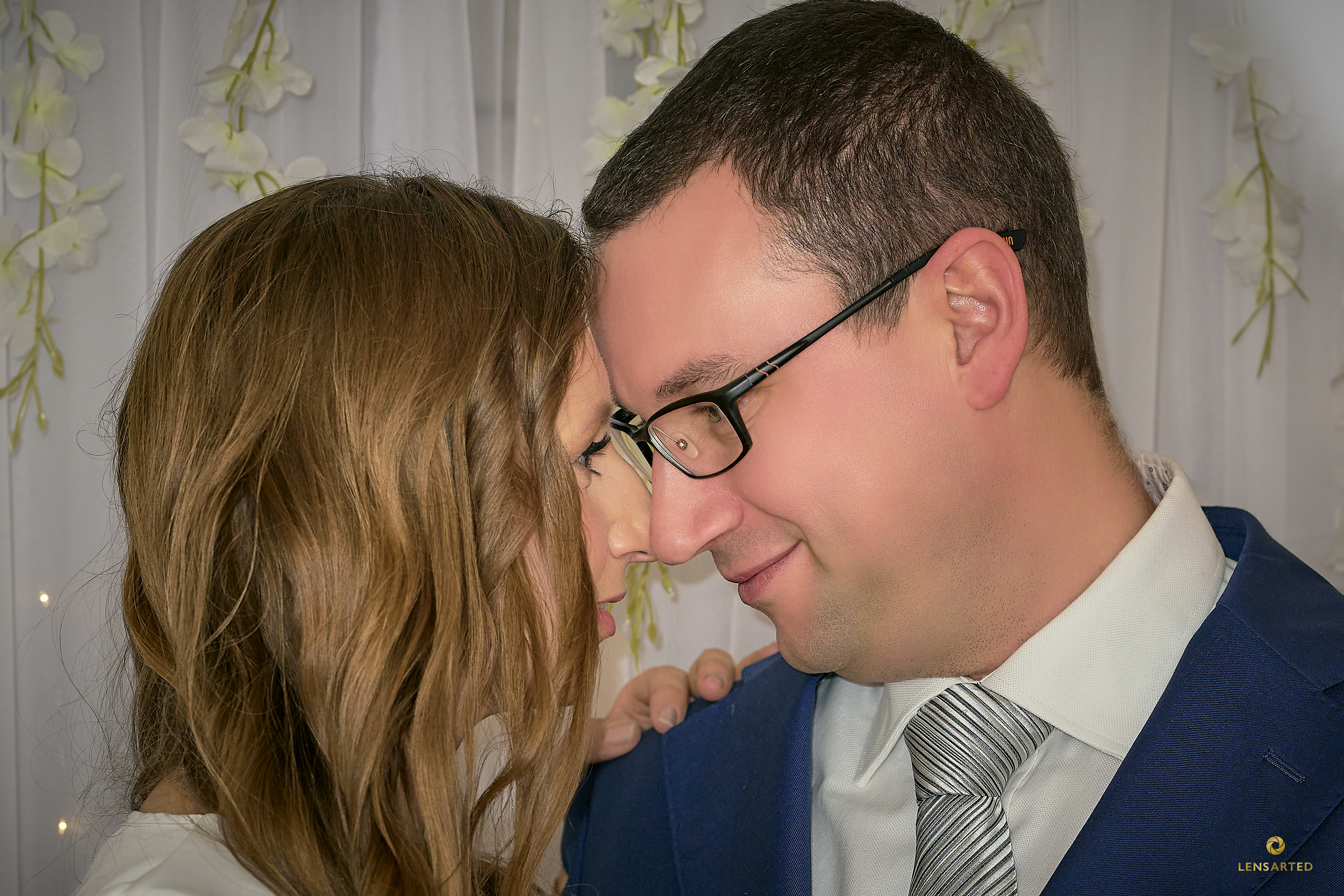 Para młoda w intymnym momencie — para młoda dotyka się nosami głeboko patrząc w swoje oczy.