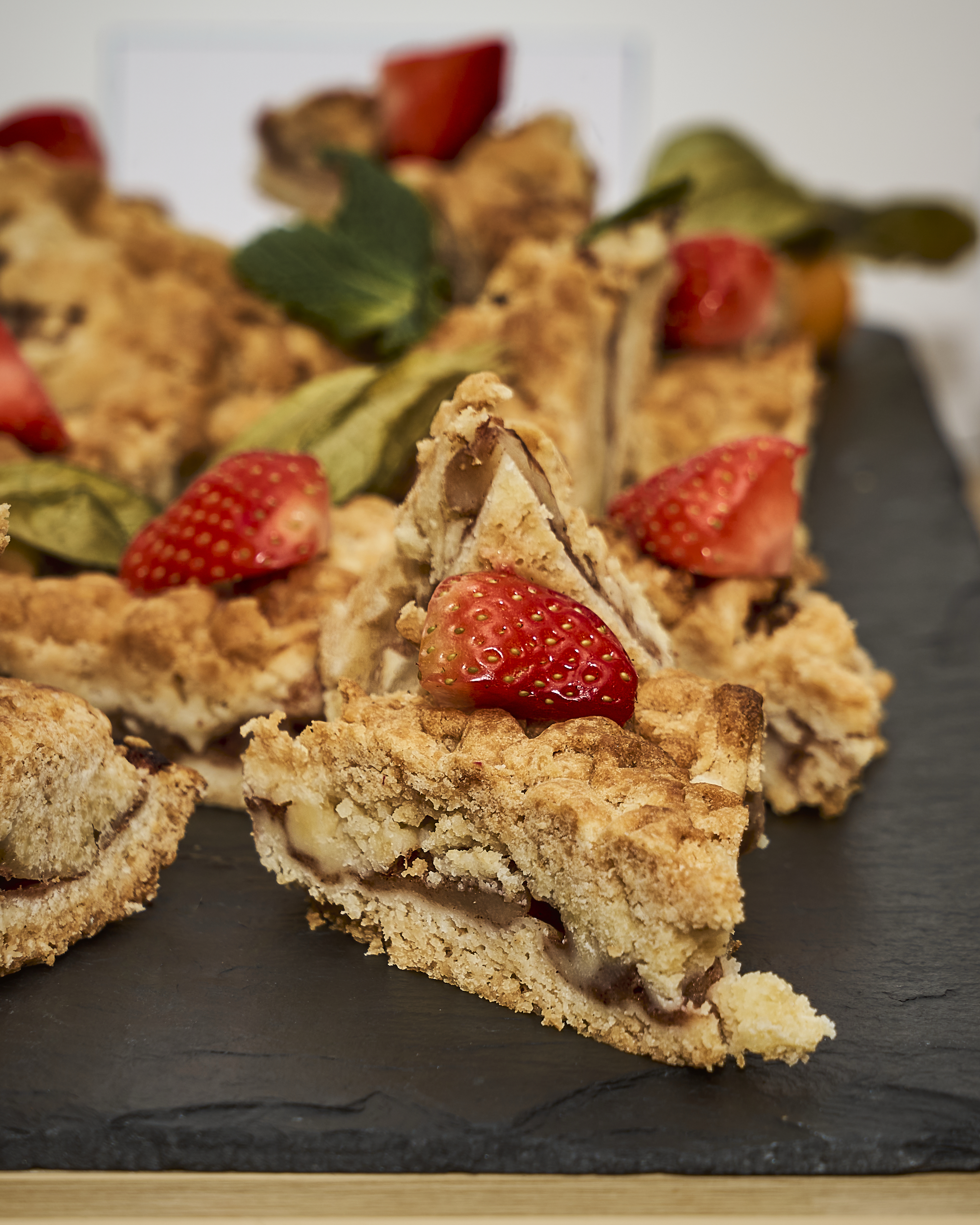 Detal deseru fotografowany obiektywem Sigma 24–70 mm f/2.8 DG DN Art – plastyka i separacja planów.